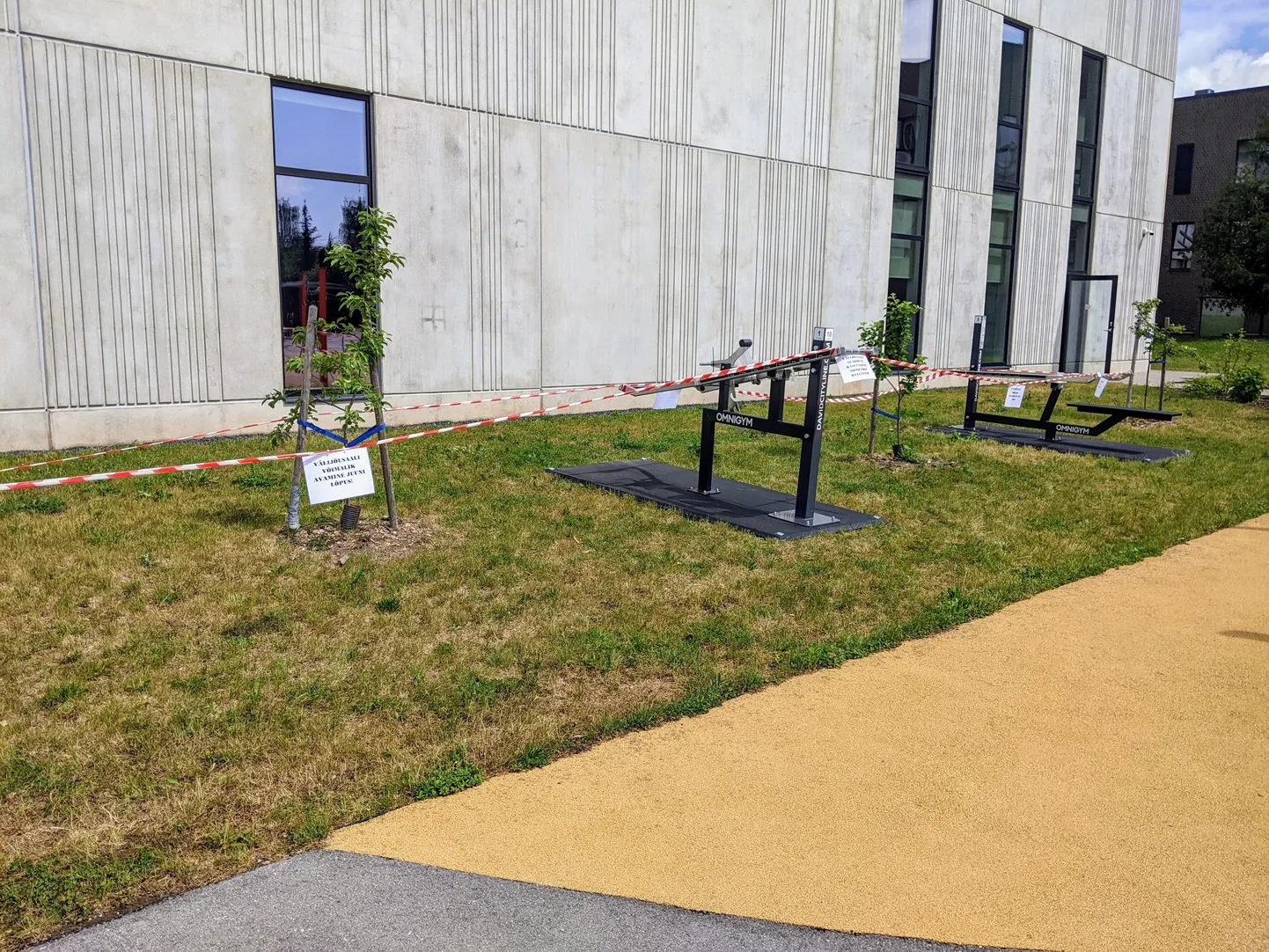 Tartu valla spordikool paigaldas täna välijõusaali, mille rajamine on kaasava eelarve võiduidee. Et dokumendid vajavad veel korrastamist, siis ei tohi seal kuu lõpuni treenida.