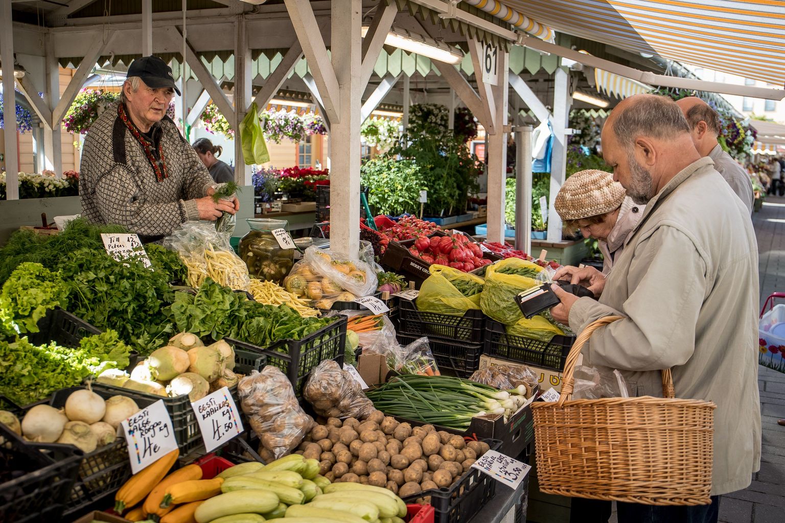 Aedviljamüüja Indrek kauples Nõmme turul paljude värskete saadustega alates kartulitest-kaalikatest kuni suvikõrvitsate ja ubadeni.