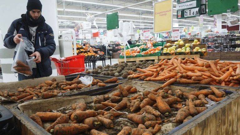 Цены в этом году падают не только из-за дешевеющих фруктов и овощей.