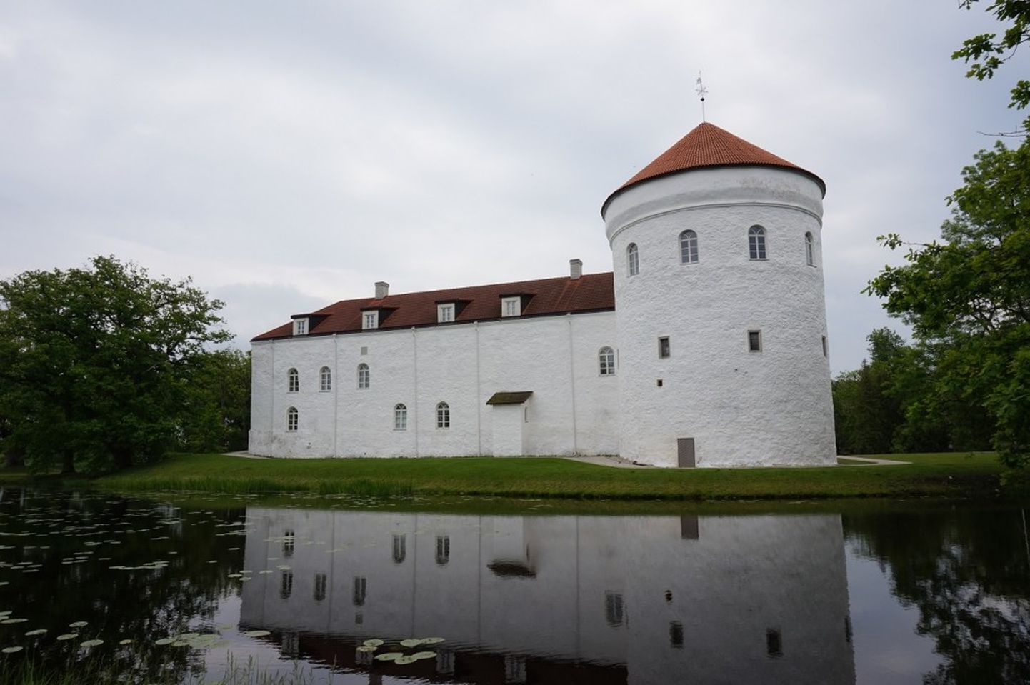 Läänemaal on hulk turistidele huvipakkuvaid kohti, teiste seas ka Koluvere linnus.