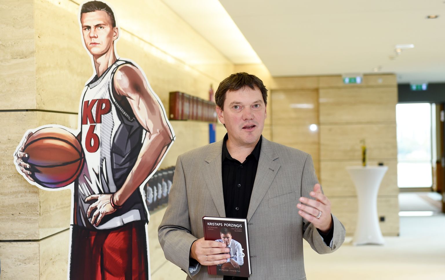 Grāmatas autori Jānis Porziņģis un Armands Puče piedalās grāmatas par latviešu basketbolistu Kristapu Porziņģi "Brālis" prezentācijas pasākumā.