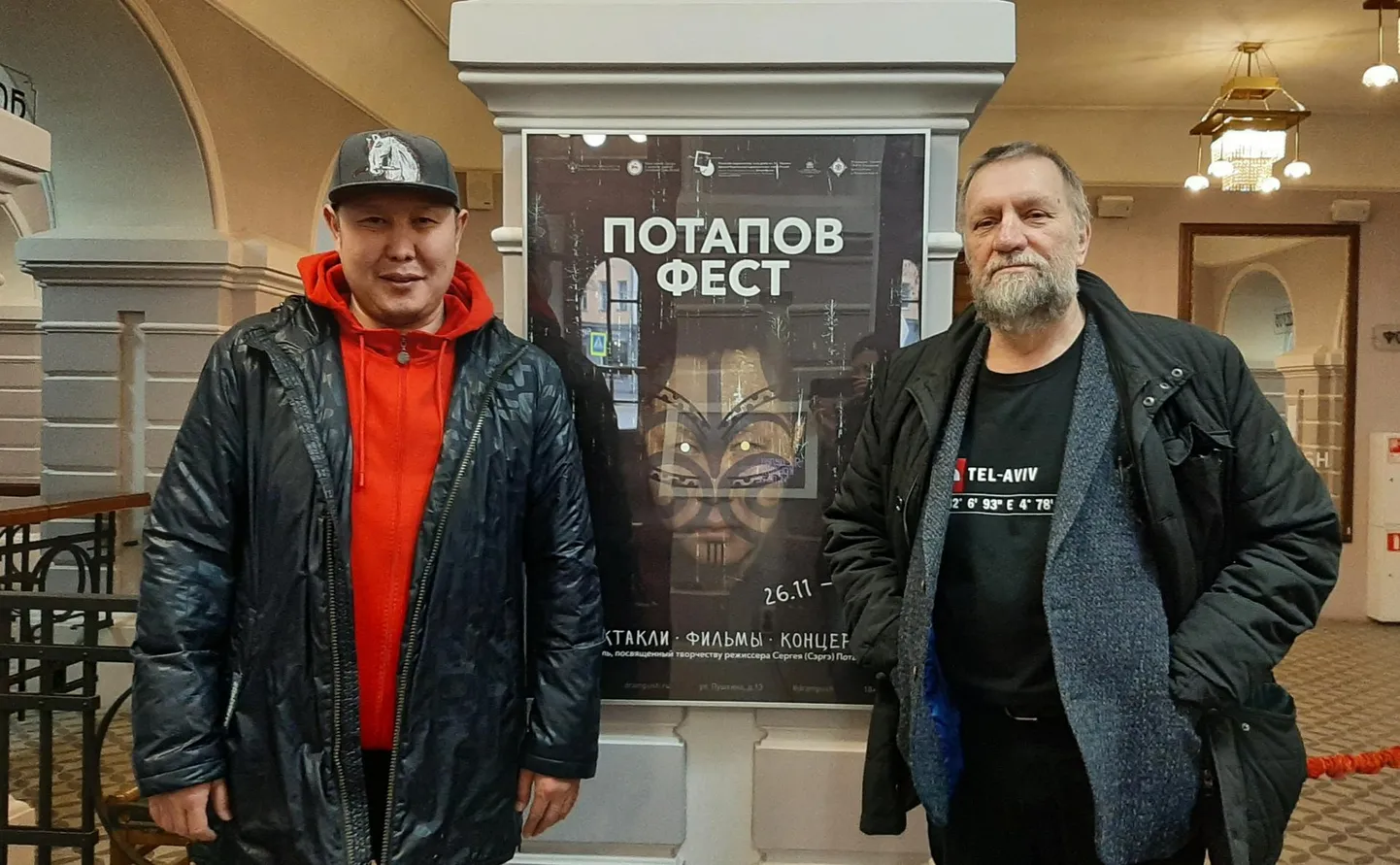 Ervin Õunapuu (paremal) koos lavastaja Sergei Potapoviga Pihkva draamateatri ees.
