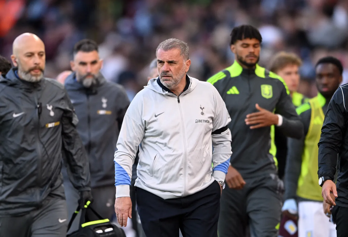 Tottenhami peatreener Ange Postecoglou (keskel).