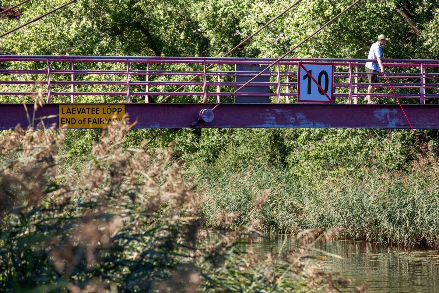 Vana-Pärnus Sauga jõe jalakäijate sillal olev liiklusmärk annab liiklejatele valeinfot: 1. juunist kehtib linnavalitsuse otsusega Sauga jõel kiiruspiirang kümme kilomeetrit tunnis. 