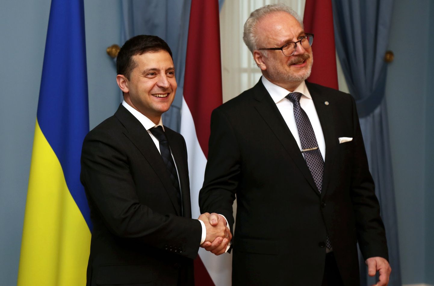 Ukrainas prezidents Volodimirs Zeļenskis (no kreisās) un Latvijas prezidents Egils Levits tikšanās laikā Rīgas pilī.