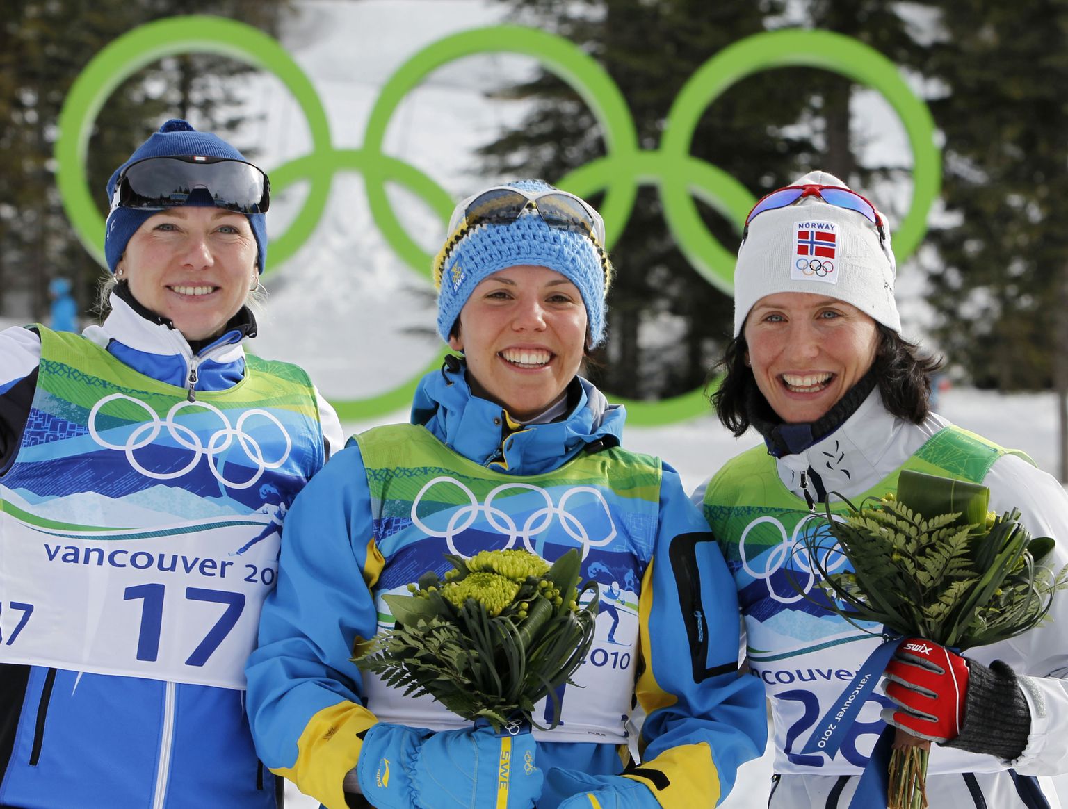 2010. aasta Vancouveri olümpia 10 km klassikasõidu esikolmik. Vasakult Kristina Šmigun-Vähi (hõbe), Charlotte Kalla (kuld) ja Marit Bjørgen (pronks).