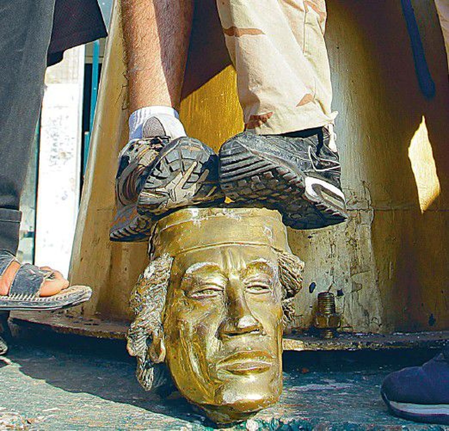 Üleeile Gaddafi residentsi Bab al-Aziziya vallutanud mässulised diktaatori ausamba peal tallamas. Gaddafit ennast punkrite ja tunnelitega varustatud kompleksist ei leitud.