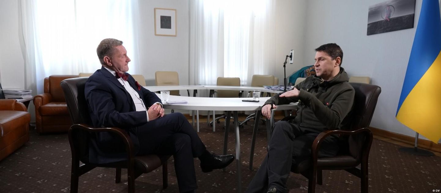 Михаил Подоляк во время интервью Константину Эггерту