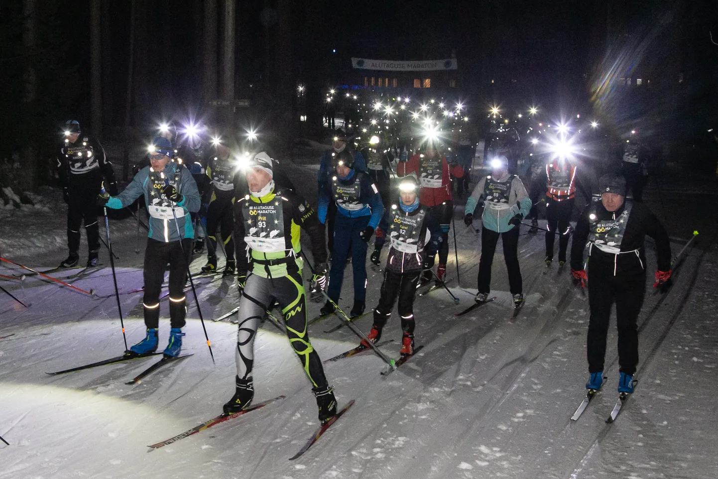 Старт ночного марафона напоминает полет светлячков в темном лесу.