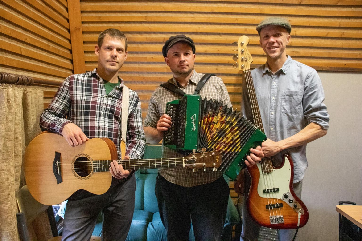 Nedsaja külas naabrimehed Paul Hunt (vasakult), Toomas Valk ja Iisak Sulev Andreller teevad bändi juba kümme aastat.