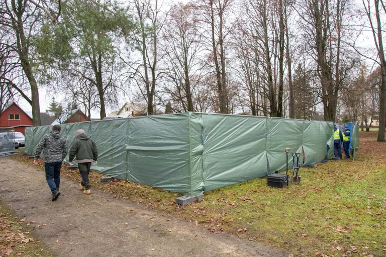 Alad, kus väljakaevamisi tehakse, on peidetud kilega kaetud aedade taha ning kohapeal valvab korda turvafirma.