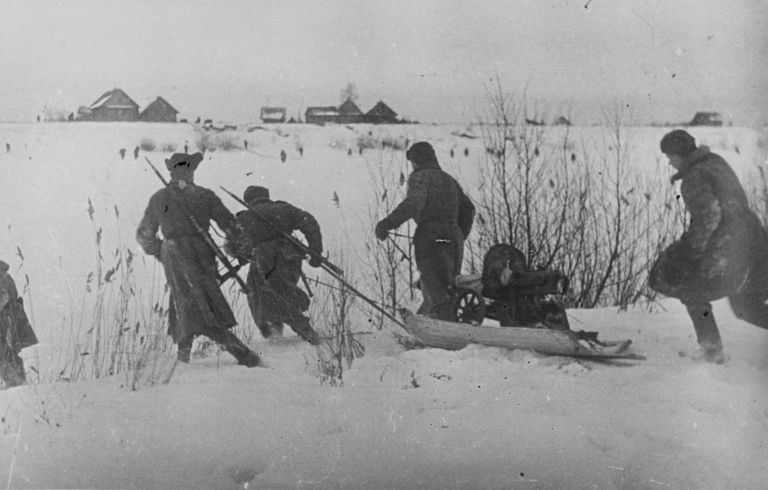 Nõukogude kuulipildurid ja automaaturid 26. veebruaril 1944 Narva jõge ületamas.