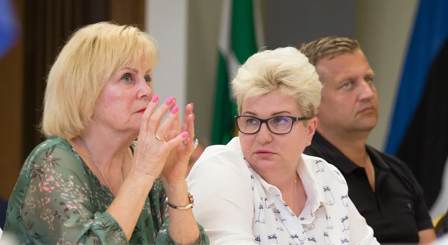 Tamara Põlevina (vasakul) sõnul on Jõhvi volikogu juhtide ja komisjonide esimeeste hüvitised suured, kuna neil tuleb teha palju tööd opositsiooni arupärimistele vastates. Pildil on ka volikogu aseesimees Jelena Bezvoditskaja ja fraktsiooni Jõhvi − Meie Kodu esimees Andrei Ojamäe.