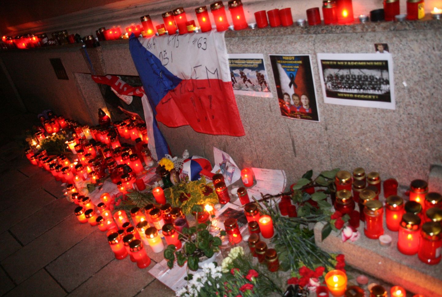 Karlovy Varys mälestatakse lennuõnnetuses hukkunud Jaroslavli Lokomotivi hokimeeskonna liikmeid.