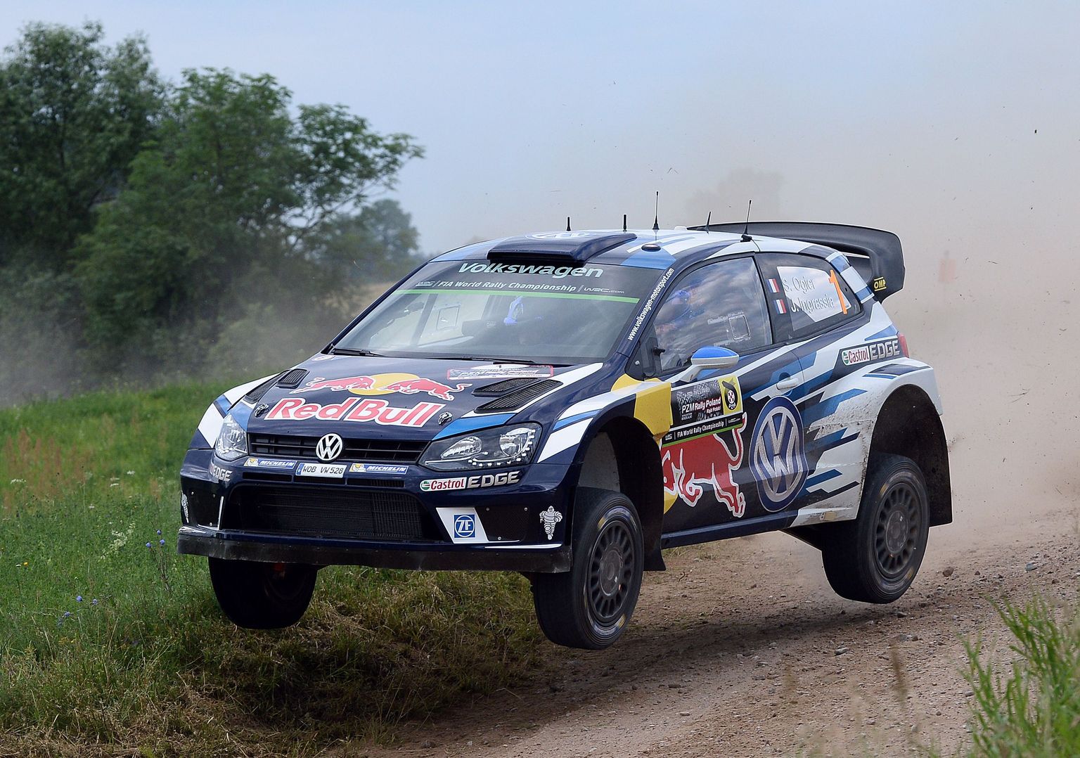 Red Bulli logod kaunistamas Volkswageni WRC-sarja masinat.