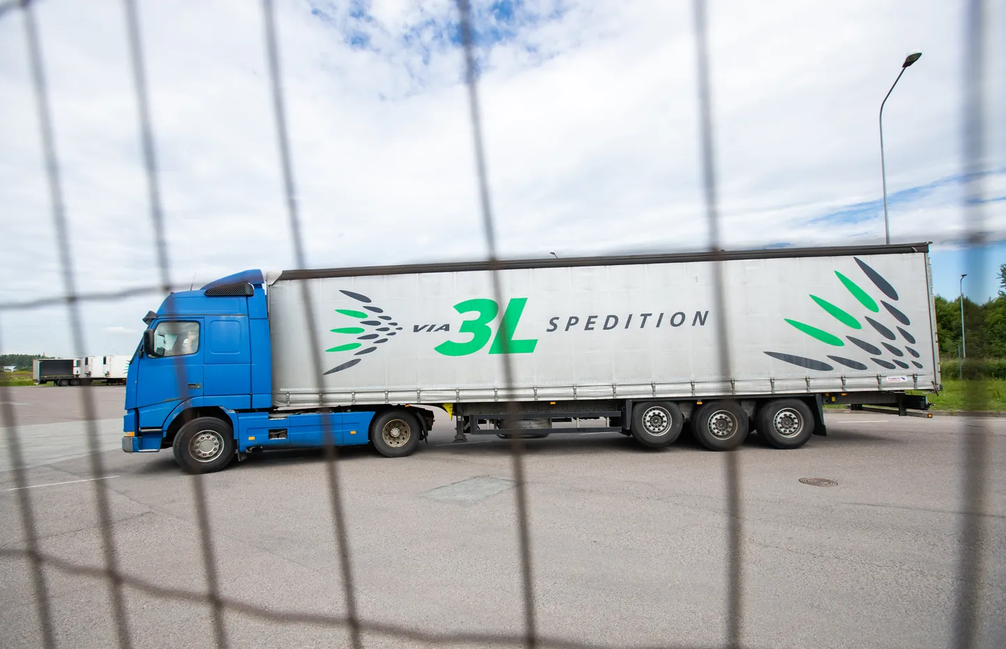 Via3L Spedition OÜ-s töötas reedel veel umbes 30 inimest, kuid täna oli kontor inimestest tühi. Väidetavalt on ära on viidud autod, haagised, kontoritarbed ja ka töötajad.