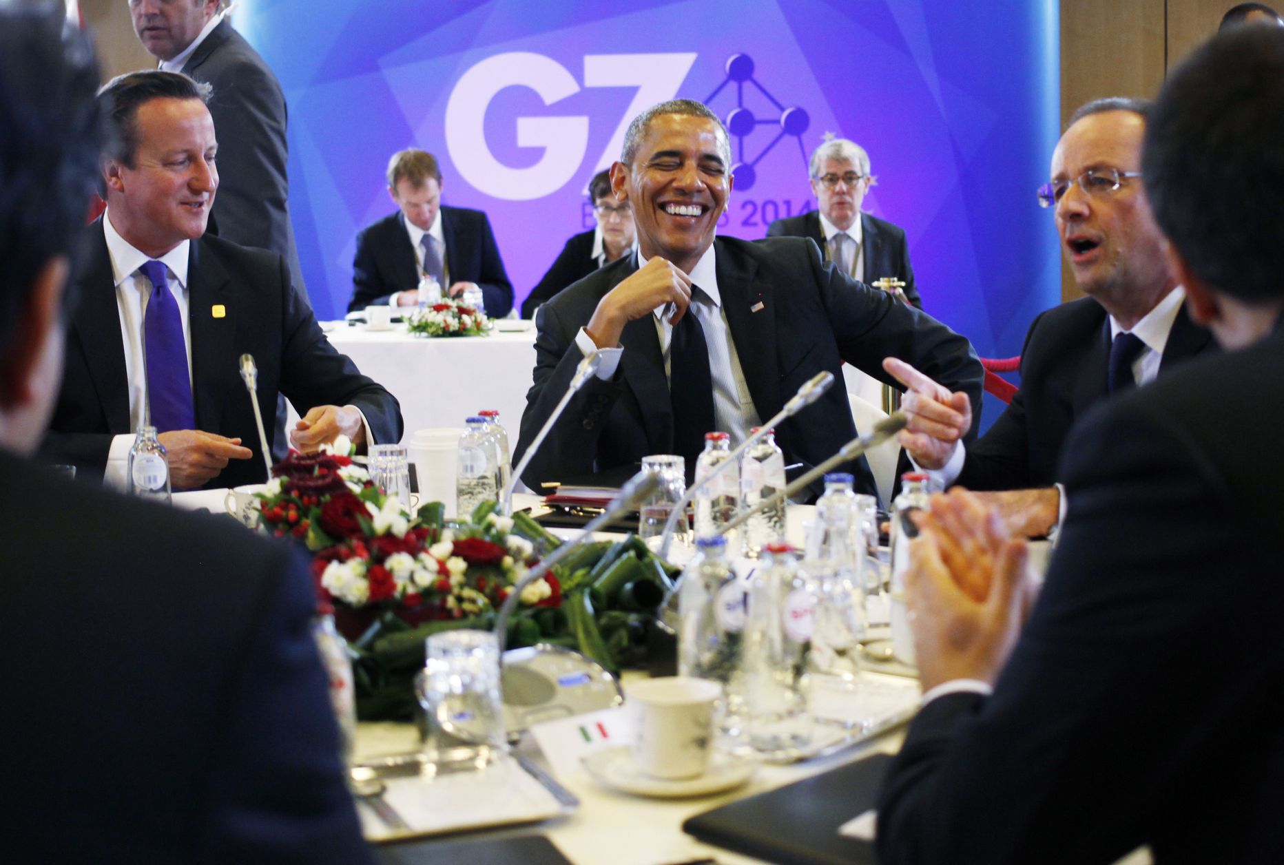 USA President Barack Obama kõnelemas Suurbritannia peaminister David Cameroni (vasakul) ja Prantsusmaa president Francois Hollandega (paremal) G7 tippkohtumisel Brüsselis