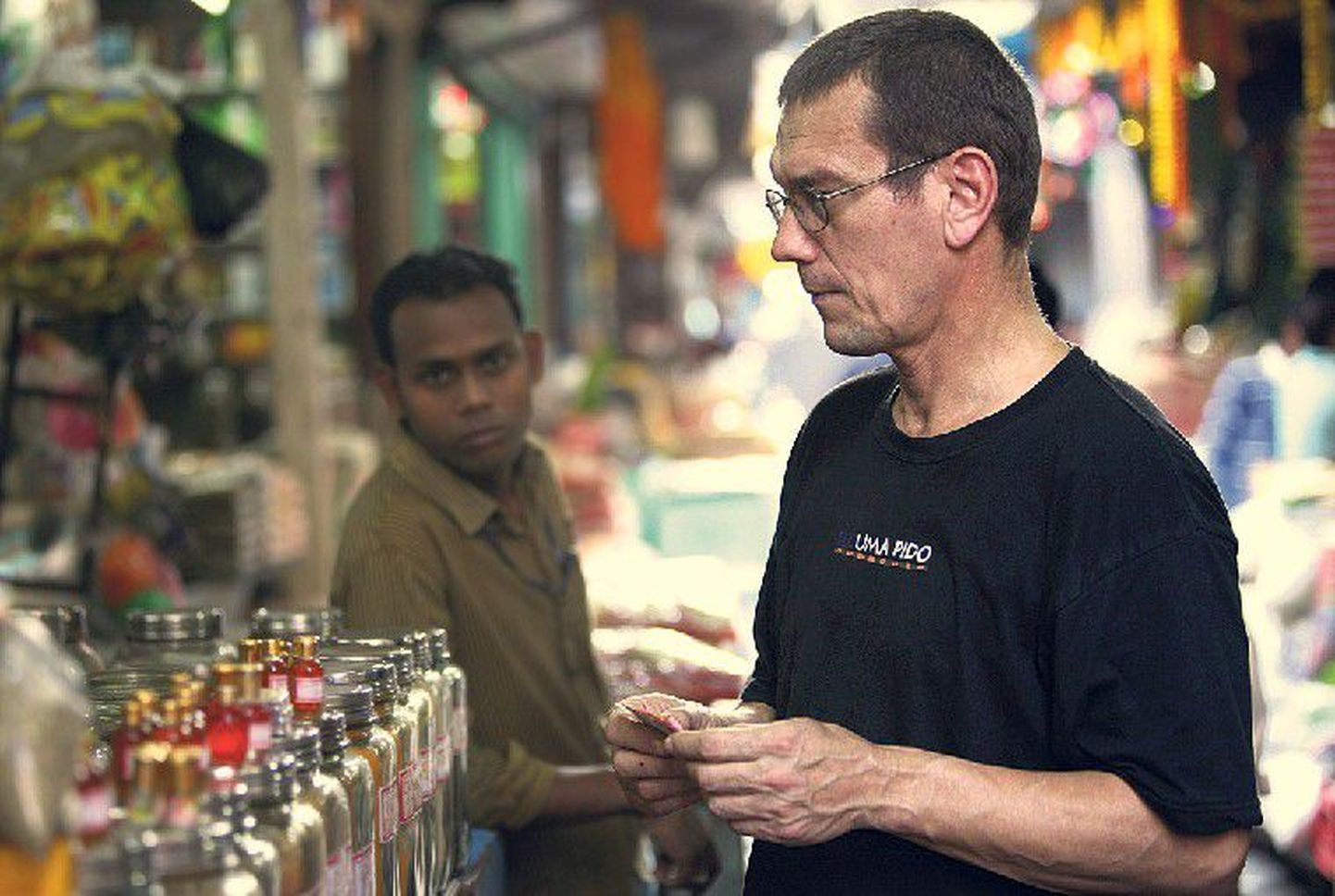 Mida võtta, mida jätta: Kaido Kama möödunud sügisel Indias Calcuttas tänavakaubandust harrastamas.