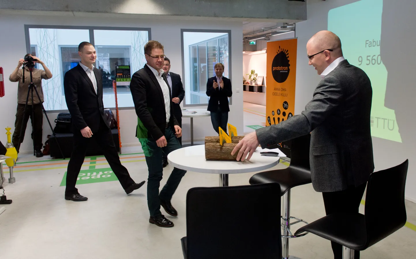 Priit Alamäe annab stipendiumi üle Prototroni 2 taotlusvooru võitjatele
