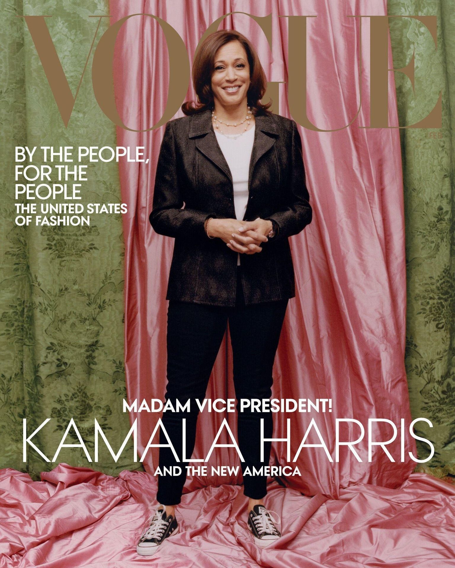 Paberversioonis kasutataval esikaanel seisab Kamala Harris oma üliõpilaskorporatsiooni värvide taustal. 