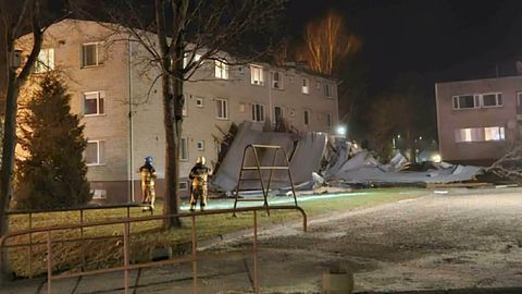 ФОТО ⟩ В Эстонии шторм сорвал крышу и потолочную панель многоквартирного дома