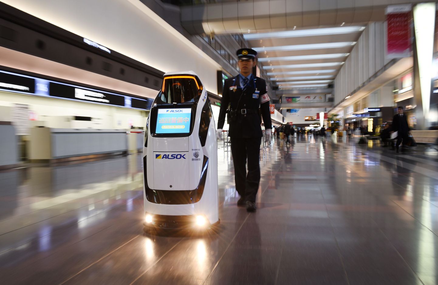 Turvalisuse ja juhindumise roboti "Reborg-X" testimine Tokyo Haneda lennujaamas