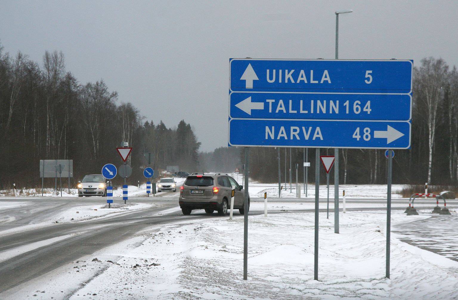 Tallinna-Narva maantee ning Jõhvi-Uikala ristmiku ohutus jalakäijatele on ennegi arutelusid põhjustanud. Nüüd, kui planeerimisel on tuhanded uued töökohad Jõhvi põhjaossa jäävas äri- ja logistikapargis, on tõusnud vaidlus selle üle, kas ja kes peaks rajama tulevastele töötajatele ohutu maanteeületuskoha.