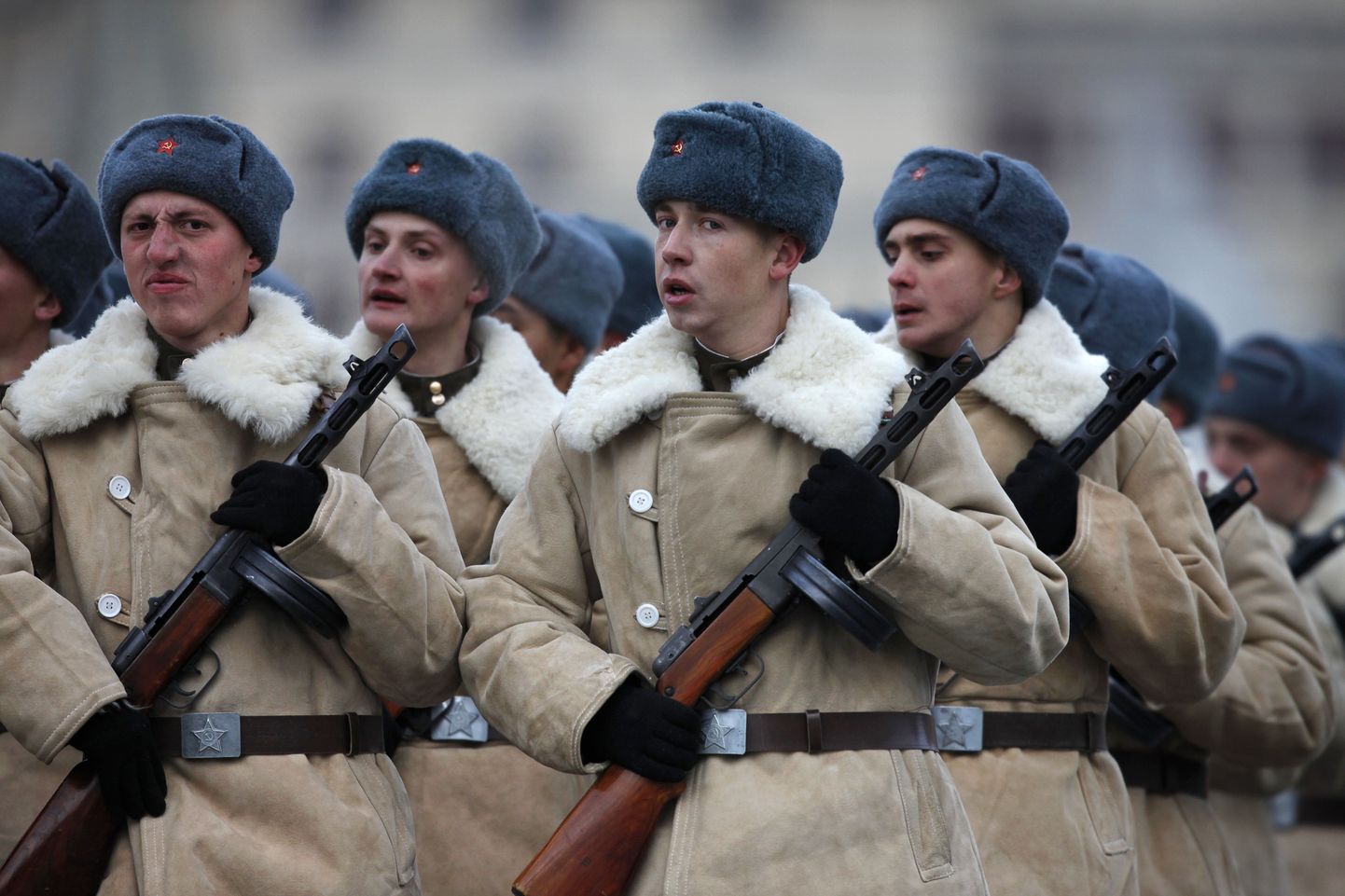Teise maailmasõja aegset vormi kandnud Vene sõdurid Moskva Punasel väljakul 7. novembril 2011.
