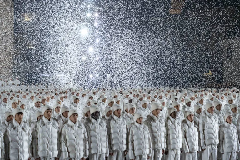 Неделя моды в Милане. 70-летие фирмы Moncler эффектно отметили на площади перед собором Дуомо.