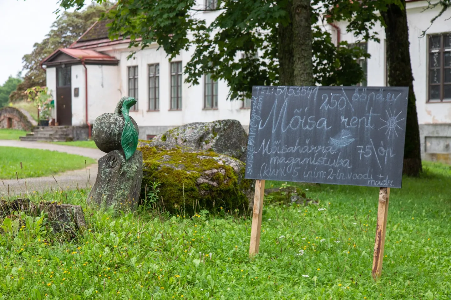 Reklaamtahvel Suislepa mõisa ees annab teada, et soovijatel on võimalik rentida seal nii tervet maja kui tuba. Mitme kohaliku meelest on aga mõis ja selle ümbrus äärmiselt räämas ning kogu kinnistu peaks vallale tagasi langema.