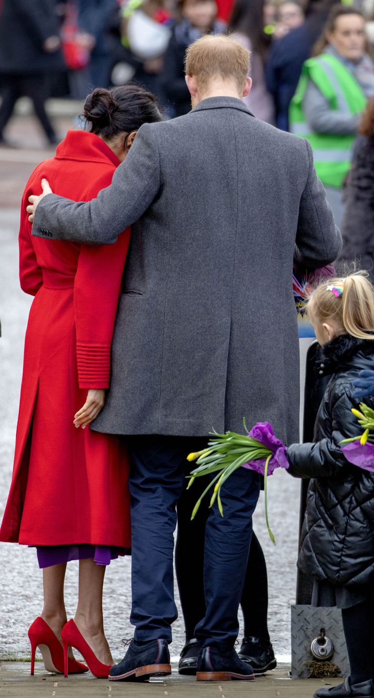 Sussexi hertsoginna Meghan ja prints Harry 14. jaanuaril Inglismaal Birkenheadis. Kehakeele eksperdi teatel käitub Harry oma naise ja sündimata lapse suhtes ülikaitsvalt