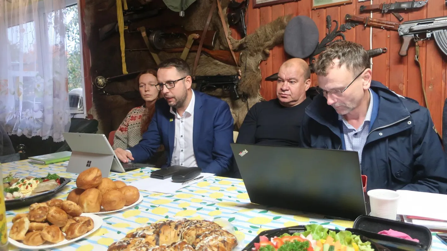 Külavanematega kohtunud Põlva vallavanema Martti Rõigase (vasakult teine) tõdemusel pole ümberkorraldustest koolivõrgus pääsu. Kaasa mõtlevad Andres Vijar ja Ülo Plakso ning vallavalitsuse keskkonnaspetsialist Birgit Purga.