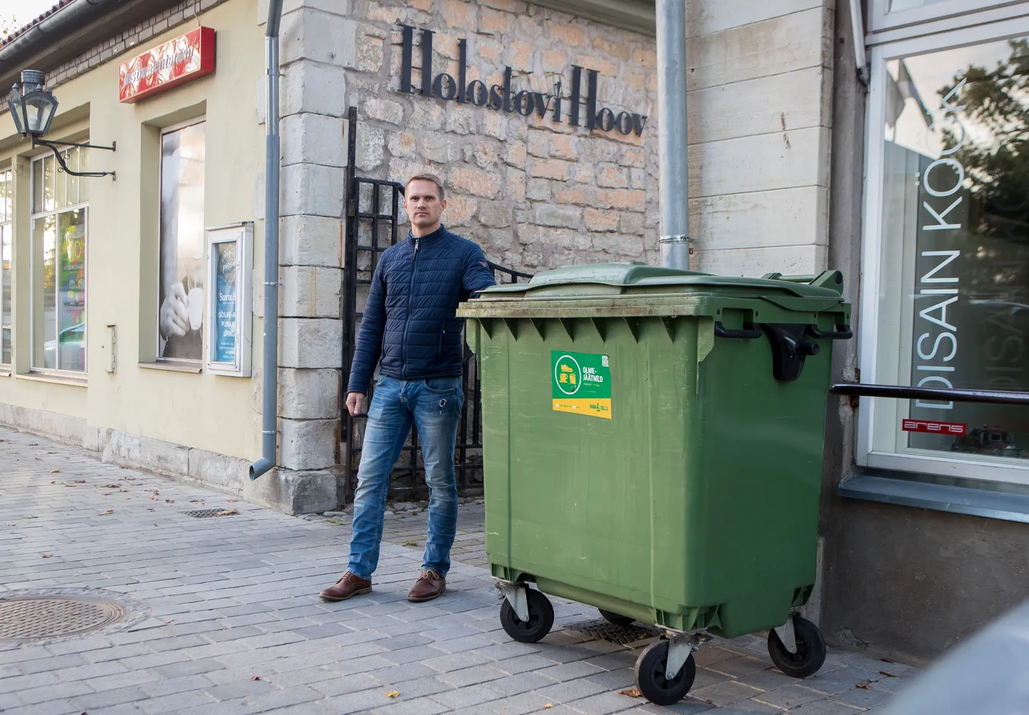 RAGNSELLSI PLAAN võib klientidele edaspidi tuua lisakohustusi. Nii peaks Holostovi hoovi haldaja Allar Sepp edaspidi uute tingimuste kohaselt prügikastid vedama tänavale.