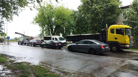 Kuressaares sai liiklusreguleerija autolt löögi