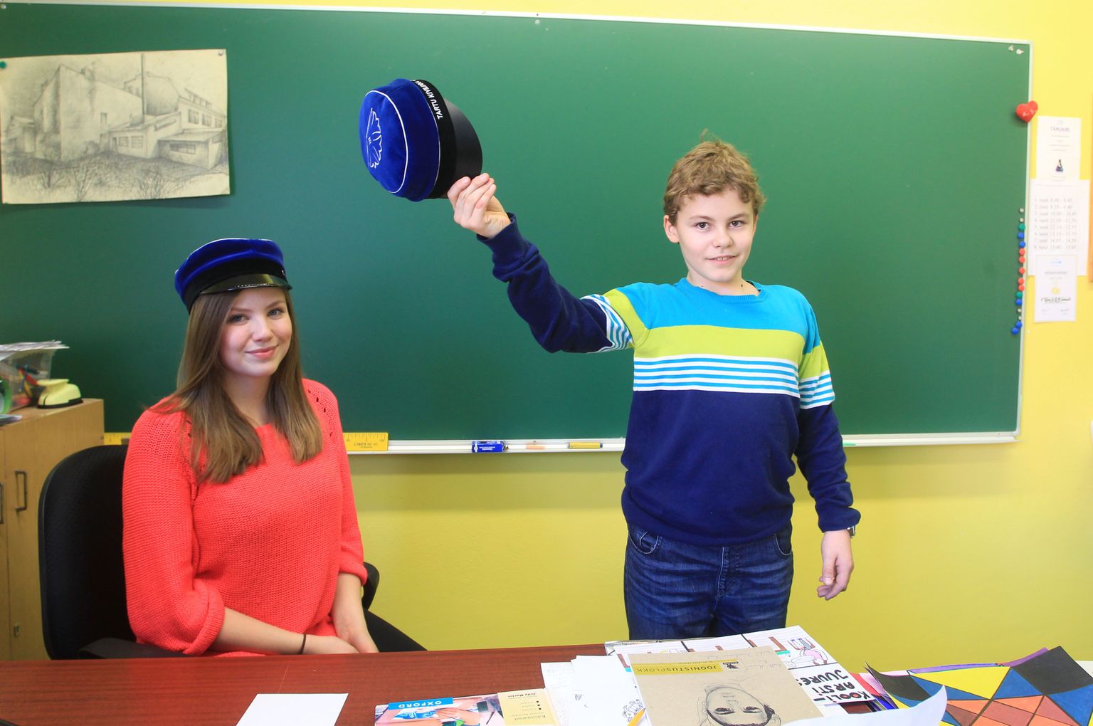 Kivilinna kooli õpilased Katriin Sepma ja Martin Ottas näitasid eile lahkelt oma kooli mütse, mille tellimine praegu käib. Katriin Sepma peas olev läikiva nokaga müts kasutusse ei tule, koolipere eelistas mati nokaga mütsi, millega harjutas tervitamist Martin Ottas.
