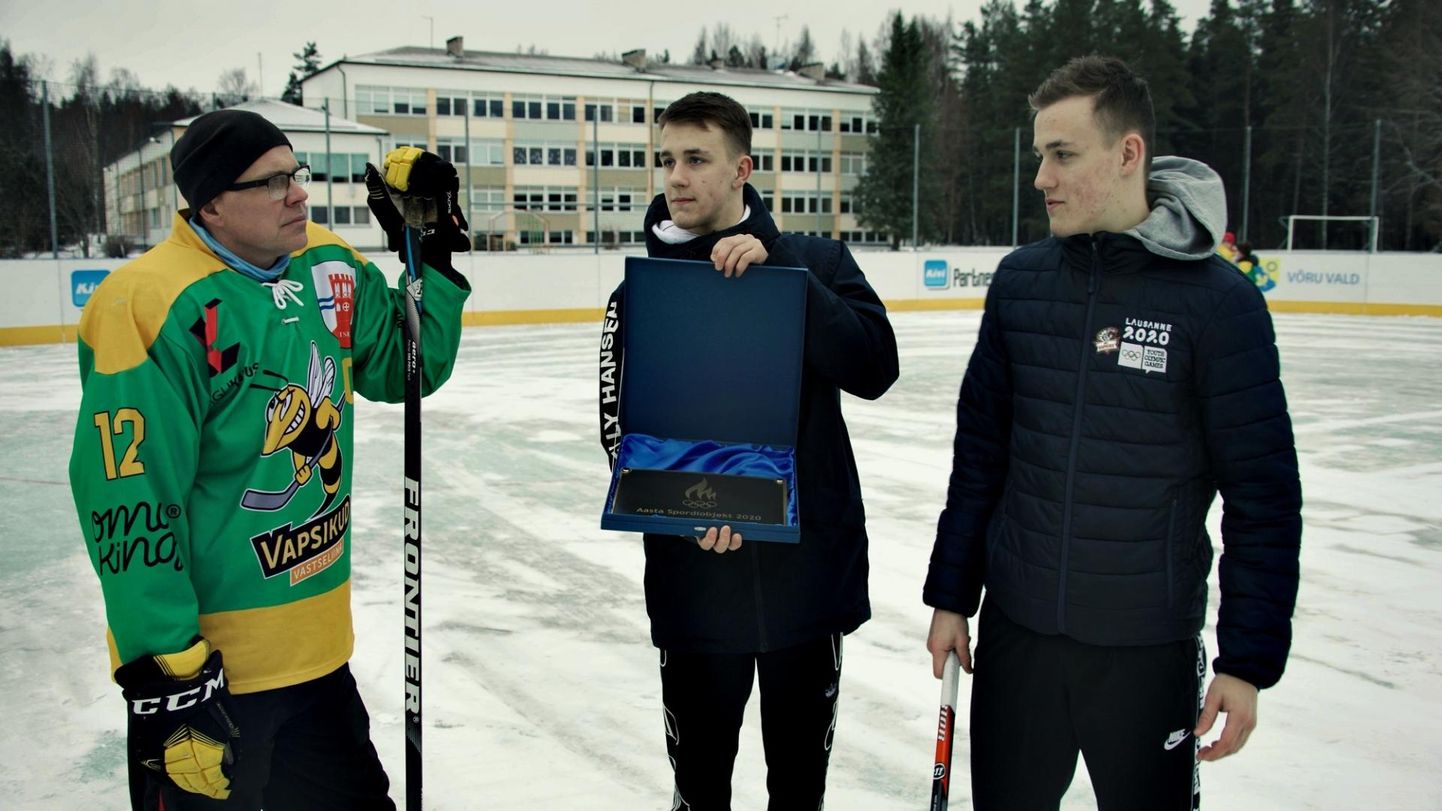 Vastseliina hokiklubi juhile Taavi Tuvikesele (vasakul) andsid aasta parima spordirajatise auhinna üle jäähokimängijad Erik ja Marek Potšinok.