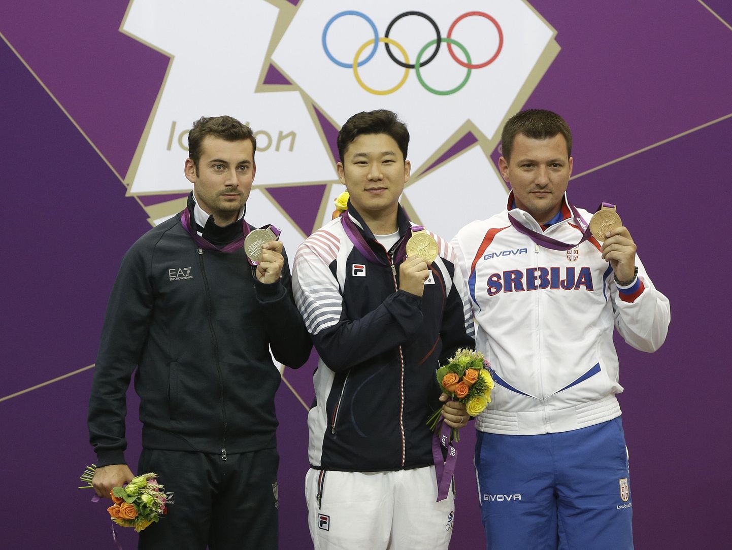 10 meetri õhupüstoli laskmise medalikolmik Jin Jong-Oh, Luca Tesconi ja Andrija Zlatic.