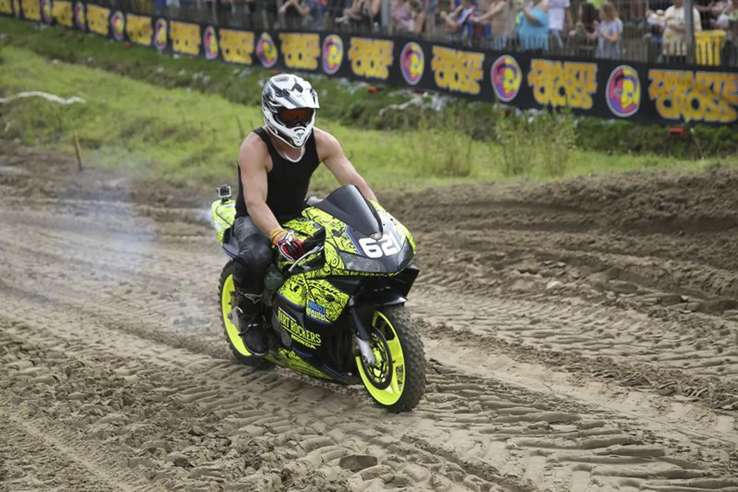 Kiviõli motofestivalil saavad tänavatsiklite omanikud oma sõiduoskused mängu panna.