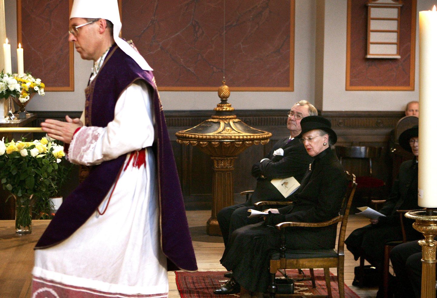 Taani kuninganna Margrethe II ja prints Henrik eelmise paavsti Johannes Paulus II mälestuseks Kopenhaagenis peetud missal.