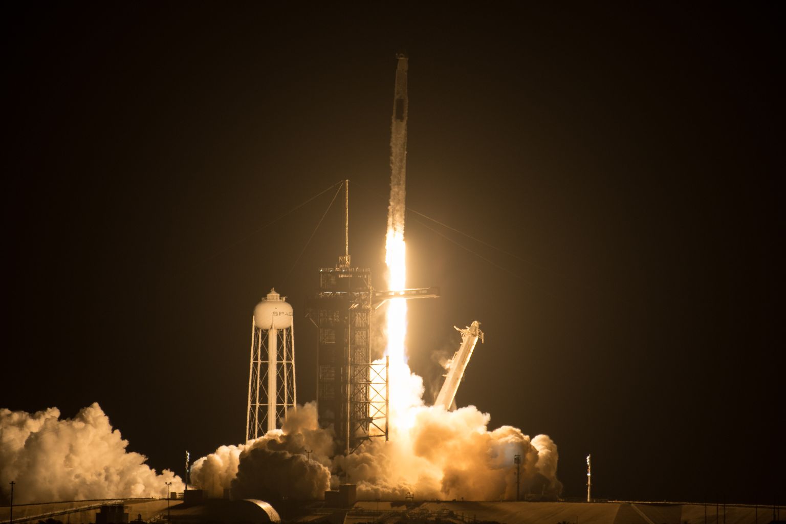 NASA valis SpaceXi ehitama moodulit, mis toimetaks esmakordselt pärast 1972. aastat astronaudid Kuu pinnale