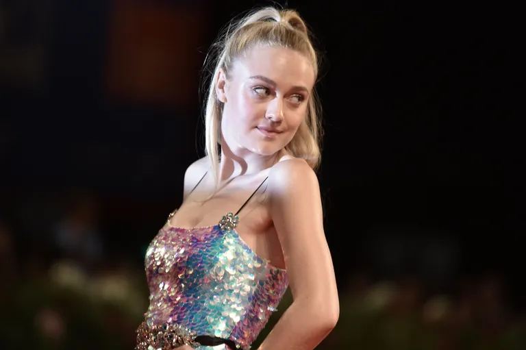Actress Dakota Fanning arrives for the premiere of "Brimstone" presented in competition at the 73rd Venice Film Festival on September 3, 2016 at Venice Lido. / AFP PHOTO / TIZIANA FABI