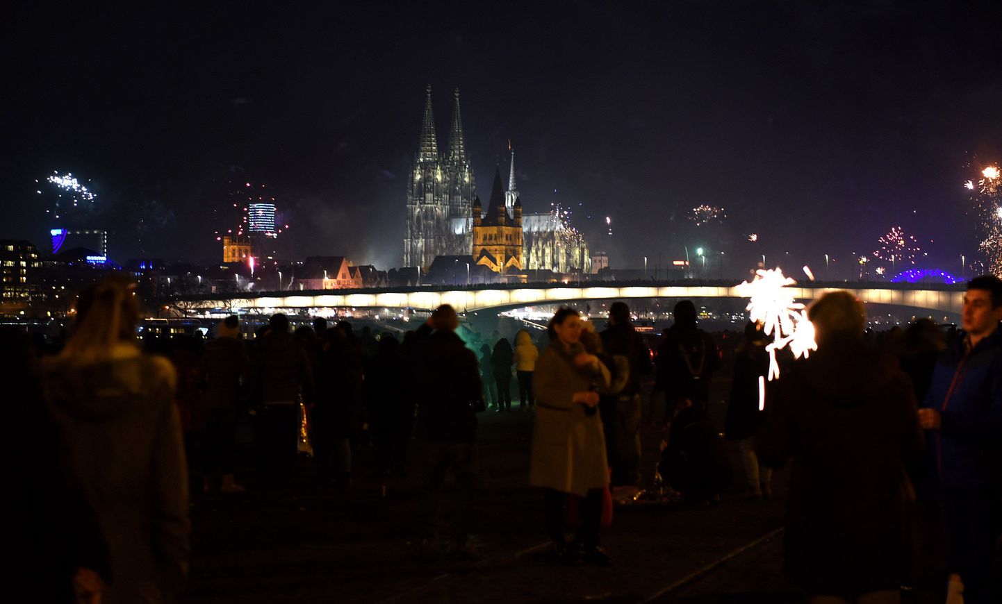 Празднование Нового года 1 января, 2016 в Кельне.