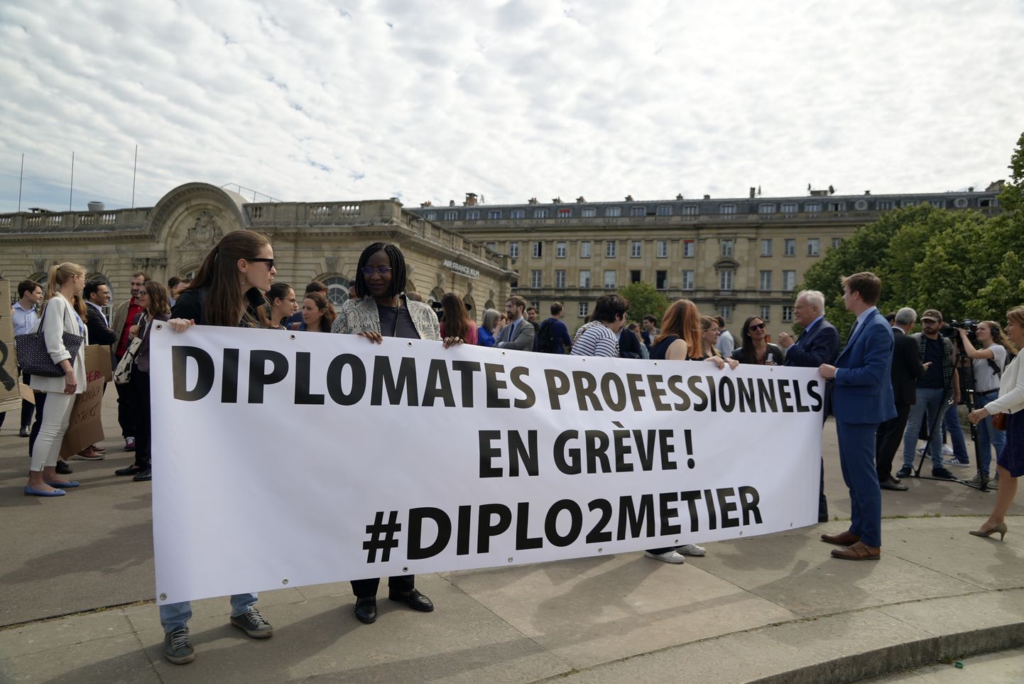Streikivad Prantsusmaa diplomaadid täna tänaval Pariisis välisministeeriumi lähistel. Reformikava näeks ette võimalust kõigil riigiametnikel pääseda diplomaatilisele ametikohale, mitte ainult vastava väljaõppe saanutel.