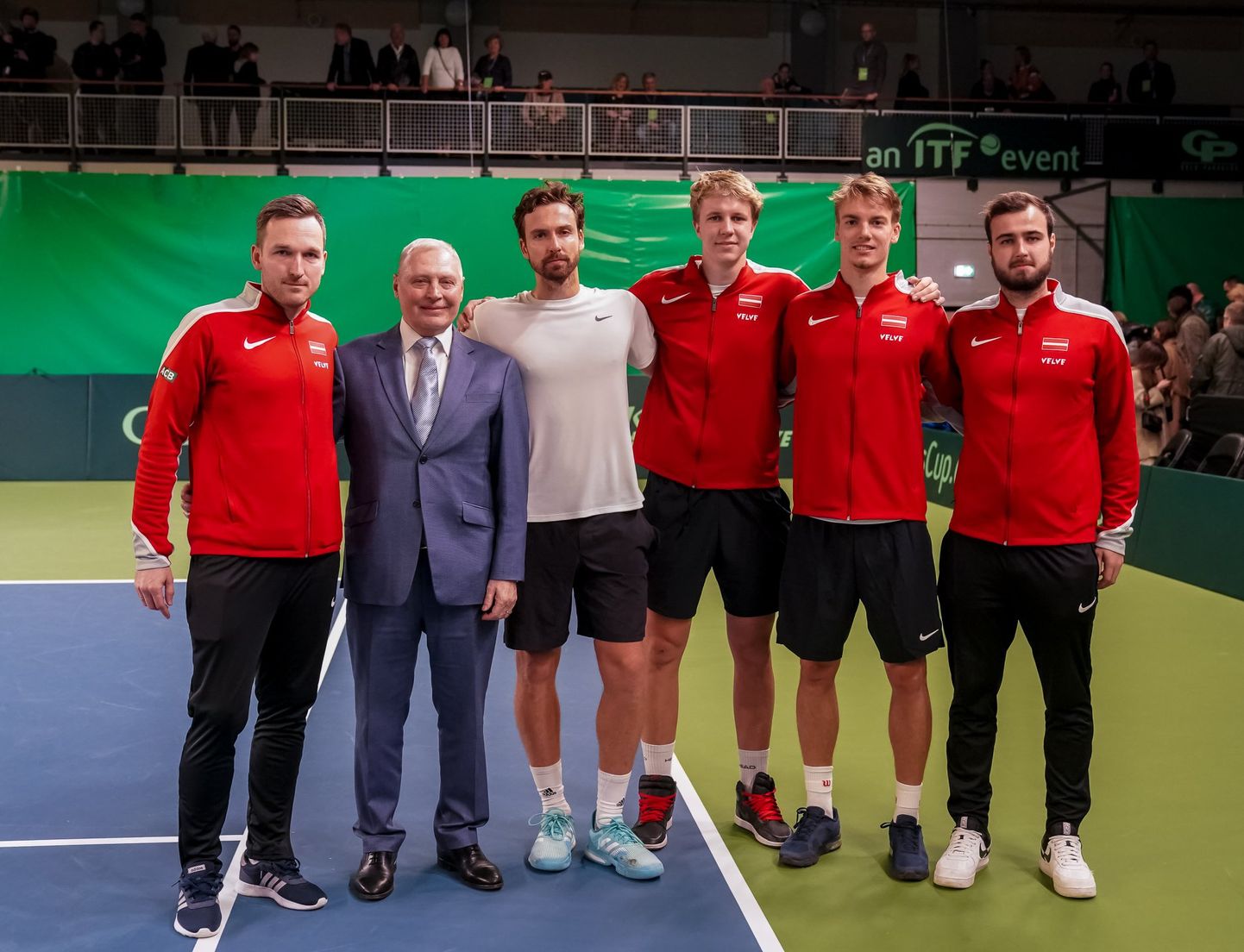 Latvijas Tenisa savienības prezidents Juris Savickis (otrais no kreisās) un valsts labākie tenisisti.