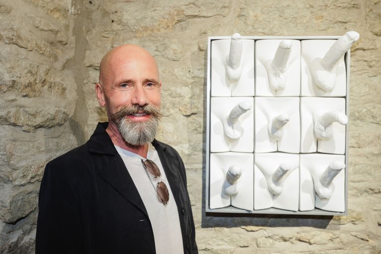 Специально для выставки в Hearts Art Gallery Джейми Маккартни создал панно с мужскими членами. 