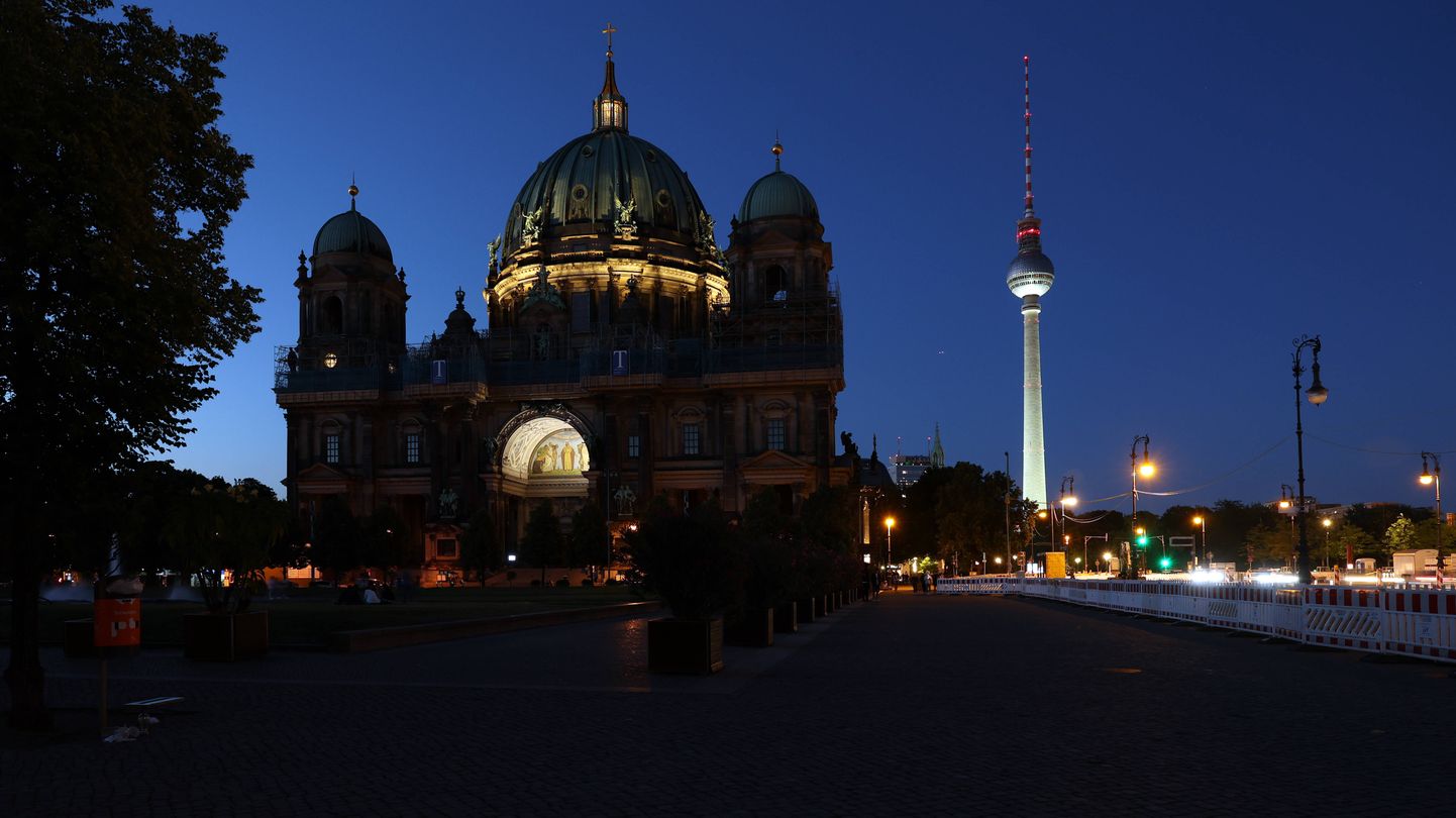 Berliin säästab energiat, toomkiriku valgustus on praktiliselt välja lülitatud.