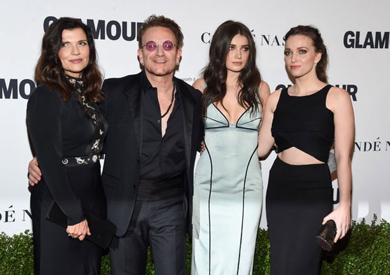 Bono ar sievu un meitām - Īvu un Džordanu 