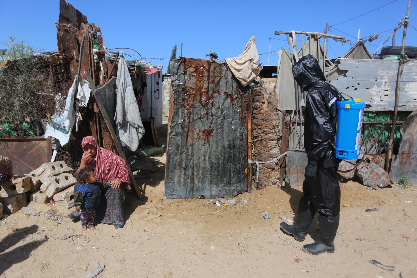 Desinfitseerimistööd Gaza sektoris asuvas Nahr al-Baredi põgenikelaagris.