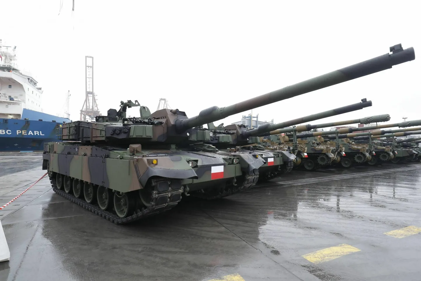Viimase viie aasta tõusev täht maailma relvaäris on olnud Lõuna-Korea. Poola võttis 6. detsembril Gdynia sadamas vastu suure laadungi nende toodetud K2 tanke (pildil) ja K9 liikursuurtükke. Viimaseid on korealastelt soetanud ka Eesti.