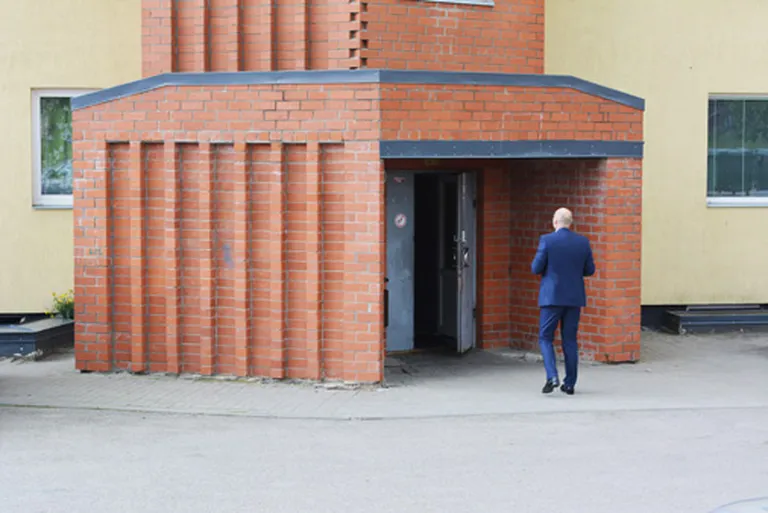 Pa šīm durvīm var ieiet Vējoņu ģimenes mājas kāpņu telpā